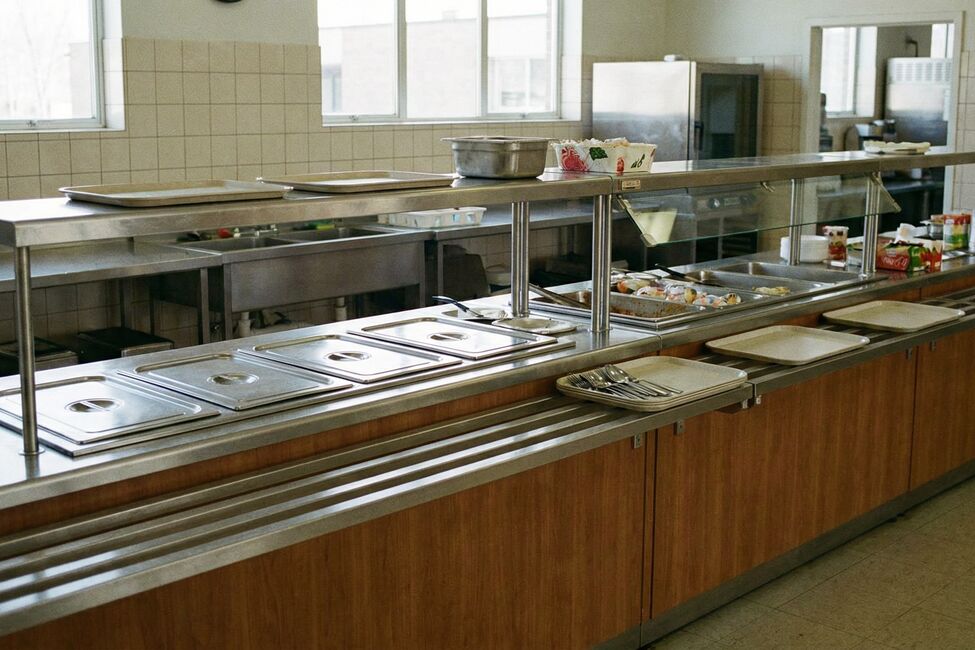 От компота до котлеты: какой должна быть линия раздачи в школьной столовой
