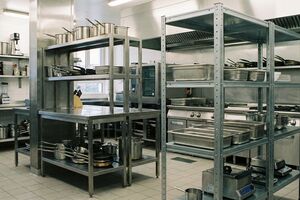 Сварной или разборный: детальный анализ стеллажей для профессиональной кухни