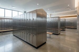 Раздевалка для персонала: как выбрать правильный металлический шкаф для одежды