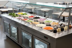 Свежесть на витрине: как правильно организовать салат-бар и какое оборудование для этого нужно