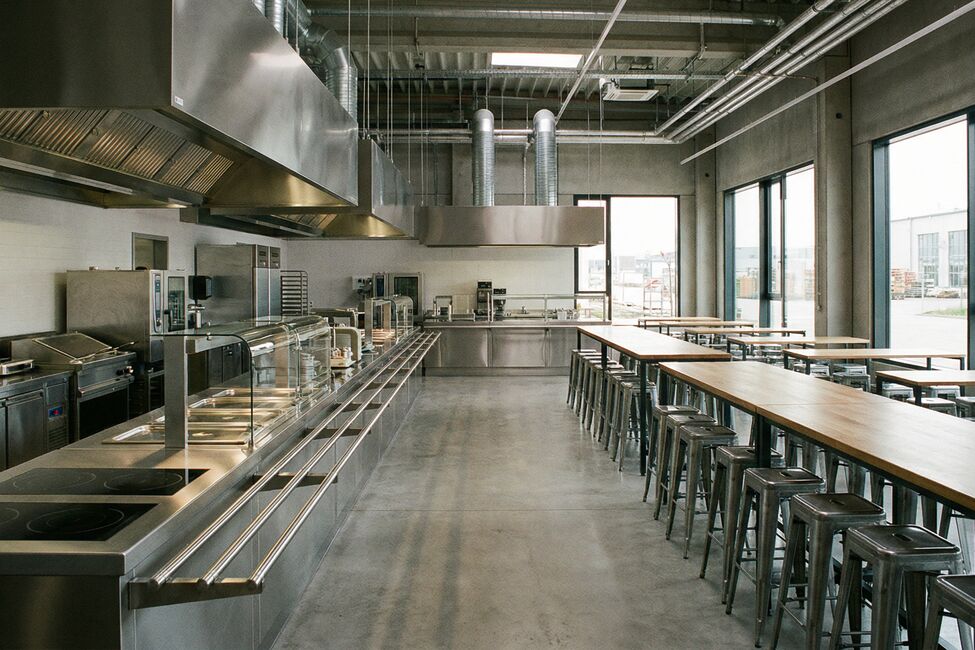 Обед за 15 минут: как спроектировать столовую в бизнес-центре, готовую к пиковым нагрузкам