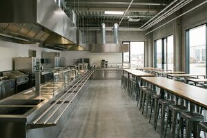Обед за 15 минут: как спроектировать столовую в бизнес-центре, готовую к пиковым нагрузкам