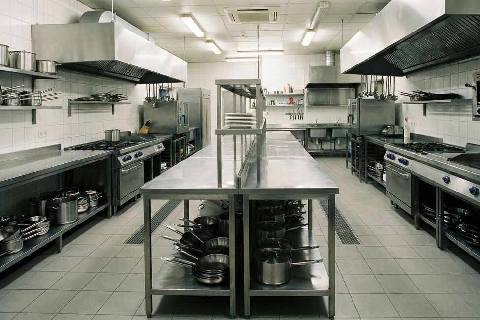 Монолит или конструктор: как выбрать конструкцию производственного стола под задачи вашего цеха