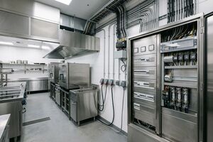 Брызги, пар и безопасность: расшифровываем IP-код на профессиональном оборудовании