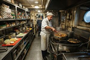 Камбуз на рыболовецком судне: особенности оснащения для работы с уловом в море